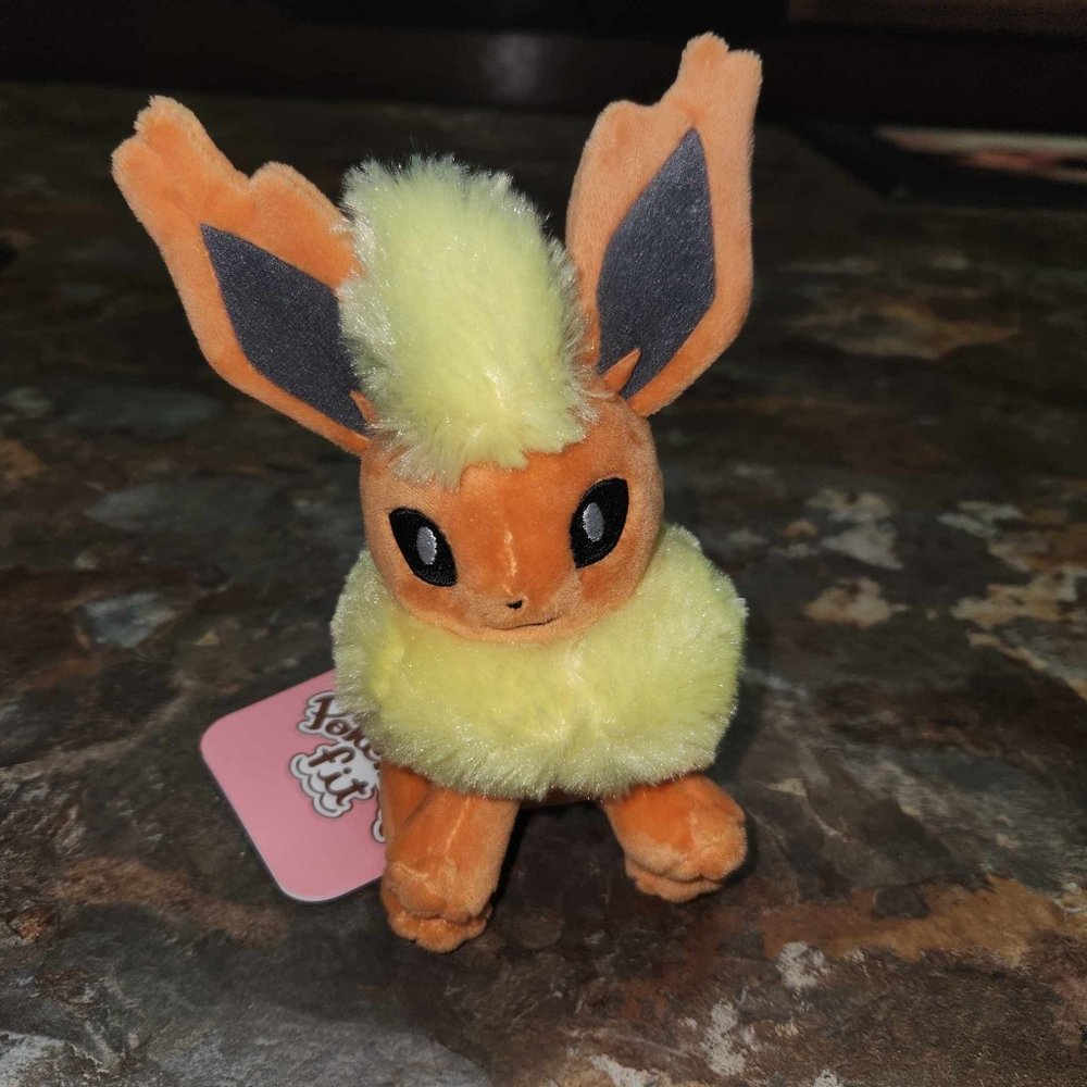 Flareon Pokemon Fit Plush - Pokemon Center Exclusive - NWT